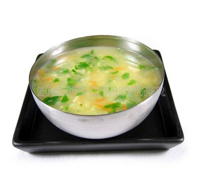 Sopa de pollo con verduras y fideos