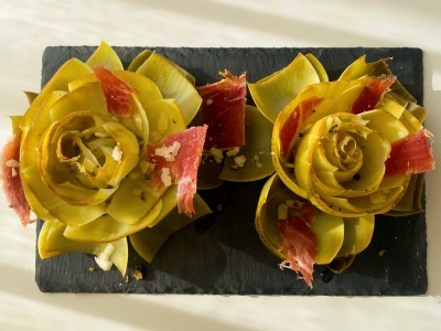 Flores de alcachofa con jamón serrano, parmesano y truja