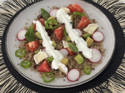 Ensalada de quinoa con salsa de yogur