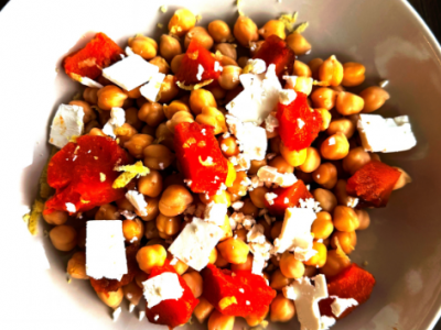 Ensalada de garbanzos, queso feta y boniato asado