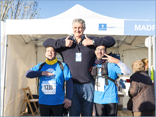 Simpático Fernando Romay con los participantes