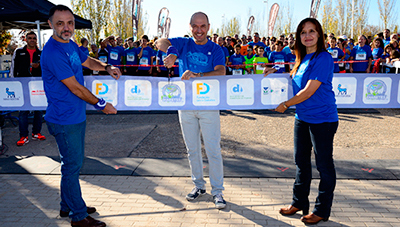 Cortando la cinta de inauguración