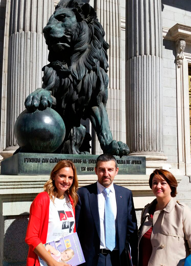Susana Sumelzo, representante del grupo socialista, Andoni Lorenzo, presidente de FEDE y Beatriz Dueñas, directora de la Fundación para la Diabetes