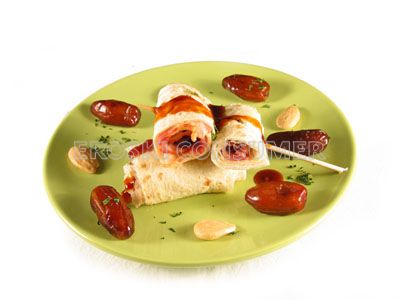 Crepes rellenos de dátiles, bacón y almendras