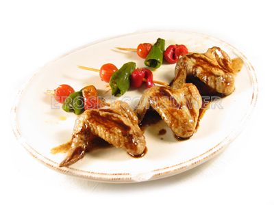 Alas de pollo con brochetas de pimiento y tomate