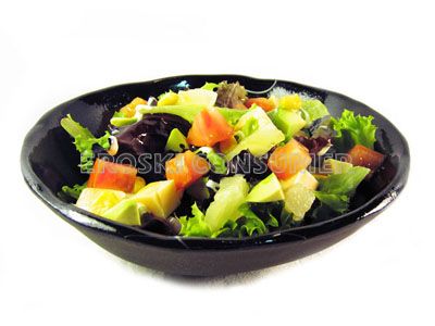 Ensalada variada con salsa de queso blanco