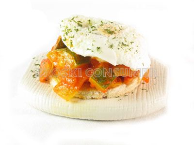 Huevos escalfados con salteado de hortalizas