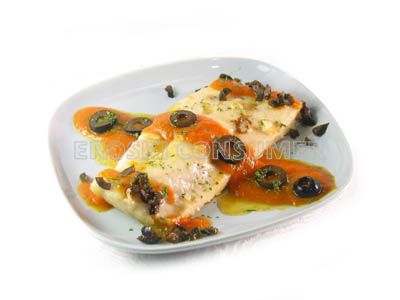 Lomo de perca a la plancha con salsa de tomate y aceitunas negras