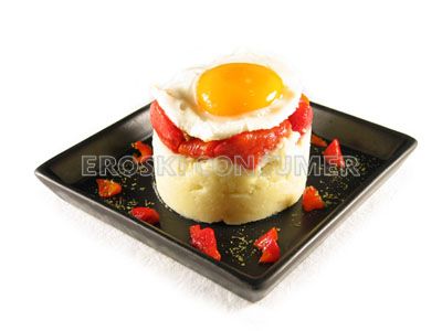 Huevo a la plancha con puré y pimientos