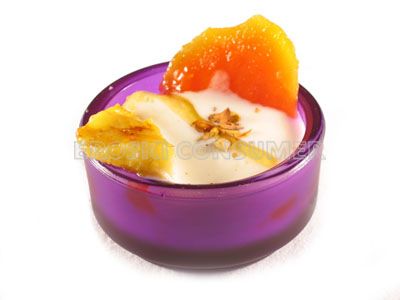 Frutas tropicales con pistachos tostados y yogur