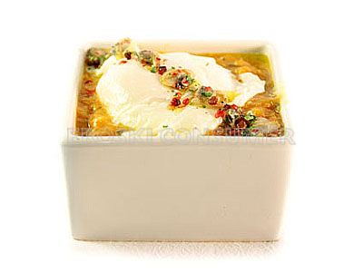 Huevos escalfados con chirlas y salsa marinera