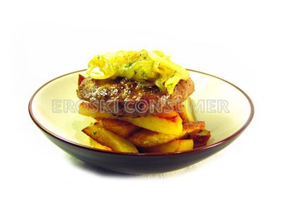 Hamburguesa de pollo con cebolla caramelizada y patatas fritas