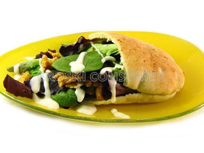 Kebab con pollo, ensalada y salsa de yogur