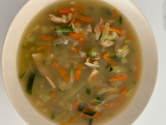 Sopa de verduras y pollo