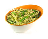 Espaguetis con judías verdes frescas y piñones