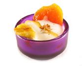 Frutas tropicales con pistachos tostados y yogur