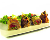 Flamenquines rellenos de jamón, pimiento y espárragos con ensalada variada