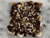 Snack de plátano, crema de avellanas y chocolate